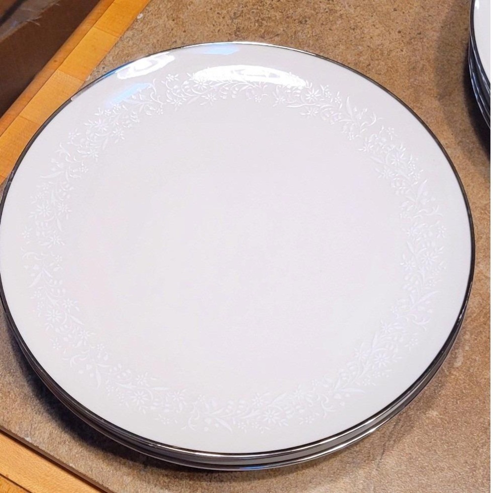 Noritake Ivory China Lorelei 7541 Set of 4 Dinner Plates Platinum Rim